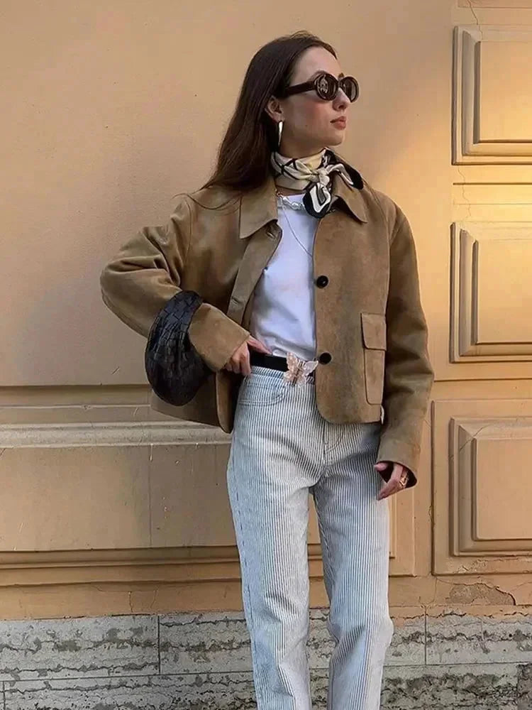 Veste courte beige en daim pour femme, avec poches avant et coupe moderne.