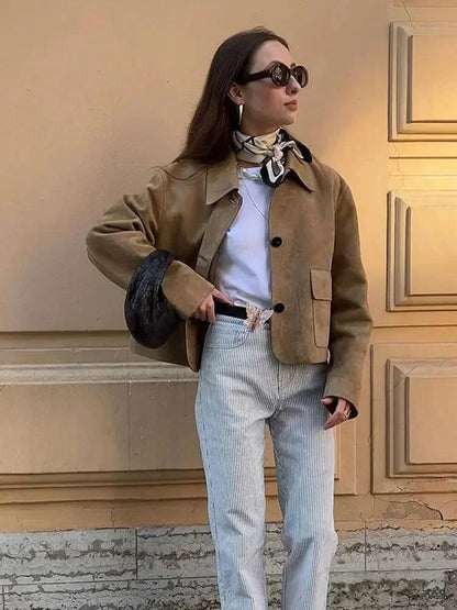 Veste courte beige en daim pour femme, avec poches avant et coupe moderne.