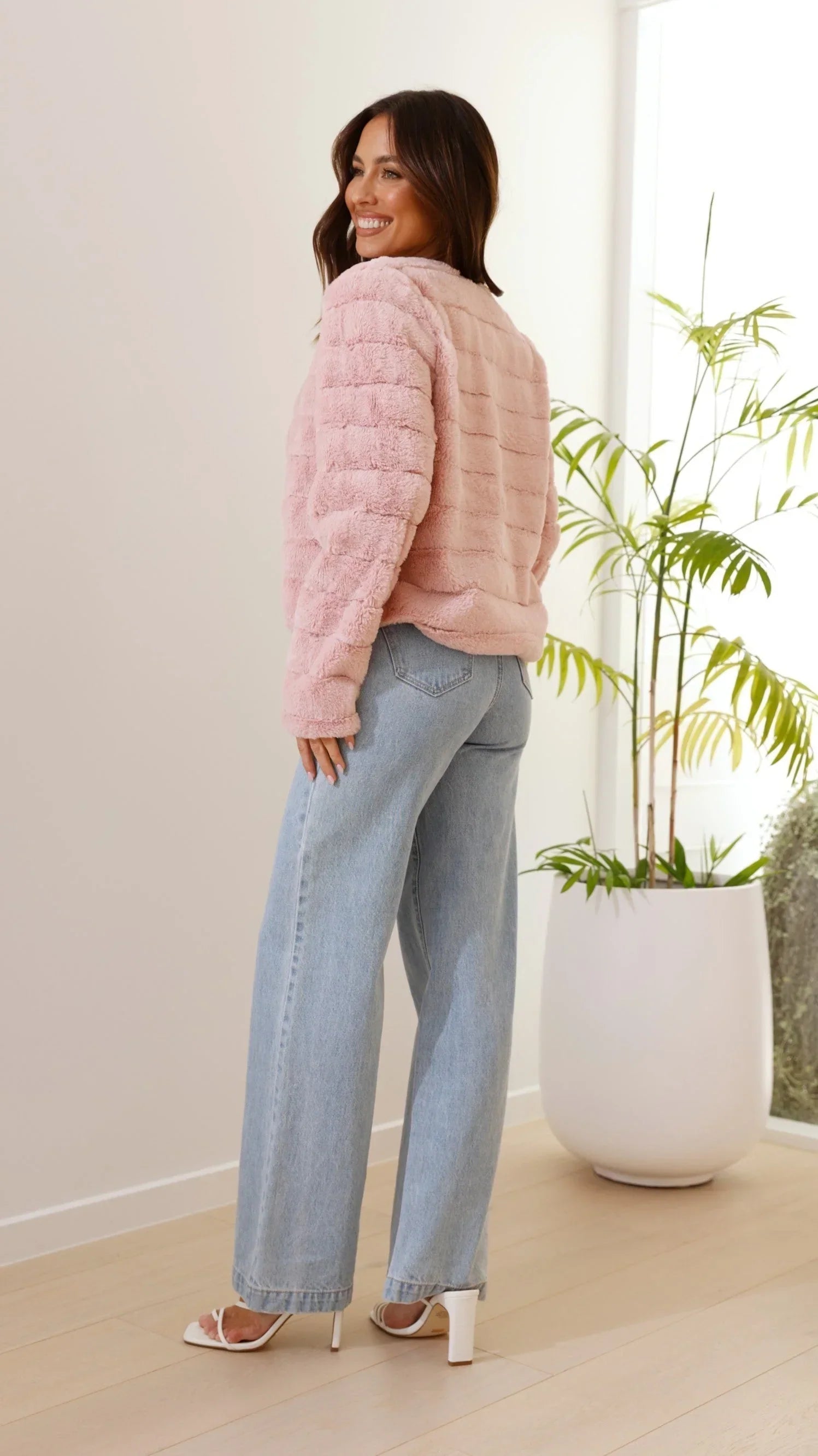 Veste courte femme en fausse fourrure avec col ouvert, douce et confortable, parfaite pour la mi-saison.