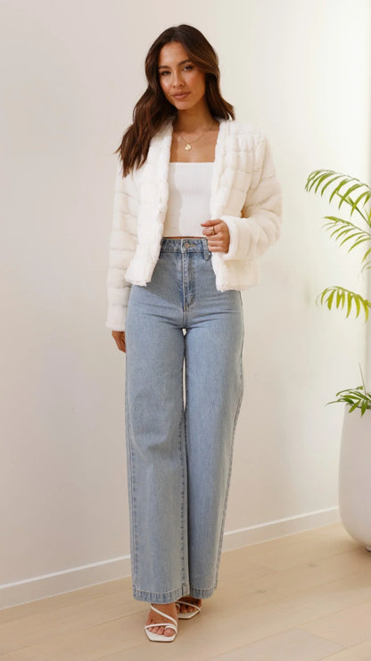 Veste courte femme en fausse fourrure blanche, col ouvert et design moderne pour des occasions décontractées.