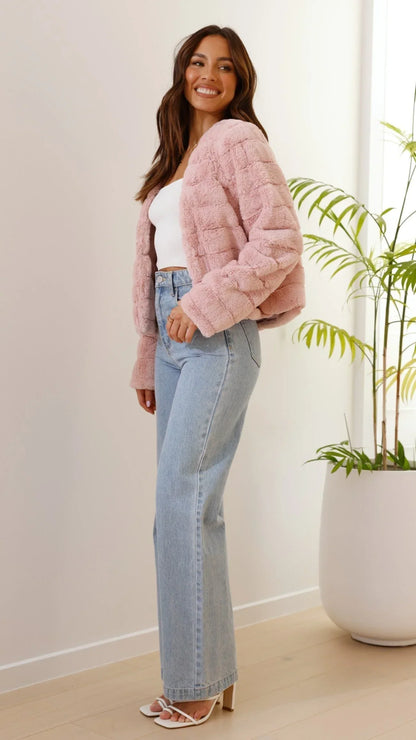Veste courte femme en fausse fourrure, col ouvert, idéale pour les journées fraîches et les occasions spéciales.