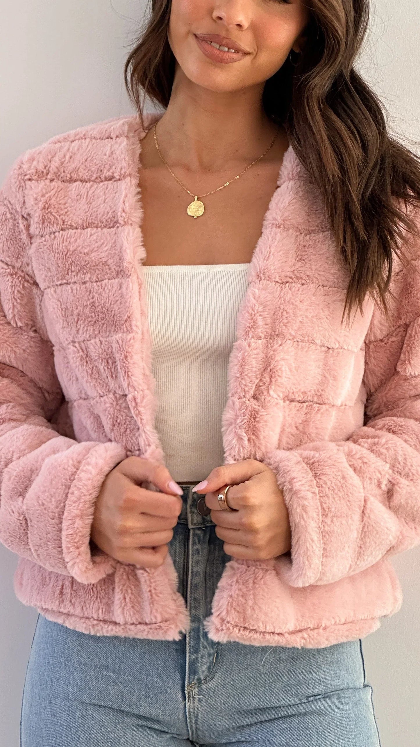 Veste courte femme en fausse fourrure avec col ouvert, douce et chaude, adaptée pour l'hiver.