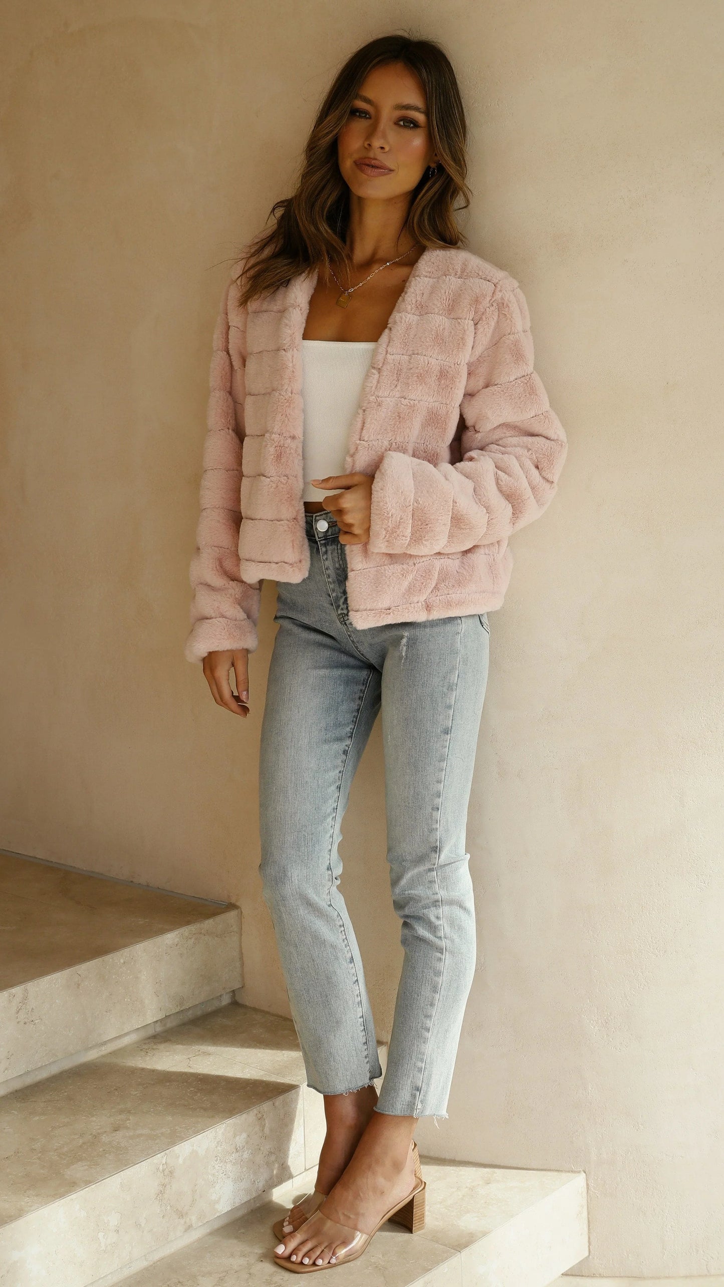 Veste courte femme en fausse fourrure avec col ouvert, design décontracté en couleurs automnales.
