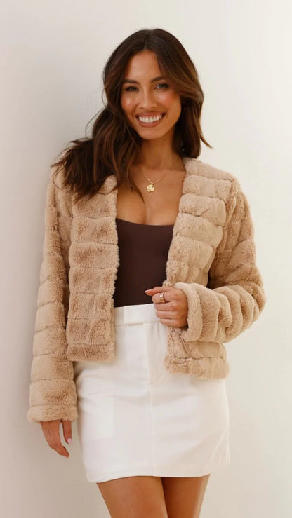 Veste courte femme en fausse fourrure avec col ouvert, design décontracté et élégant.