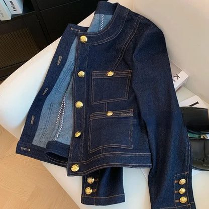 Veste en denim bleu foncé pour femme, coupe classique, avec boutons dorés. Idéale pour diverses occasions.