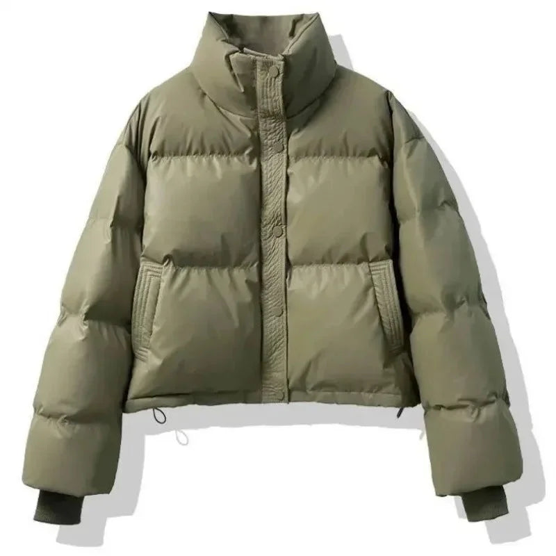 Doudoune courte d'hiver pour femme, coupe ajustée, coloris vert, avec poches fonctionnelles.