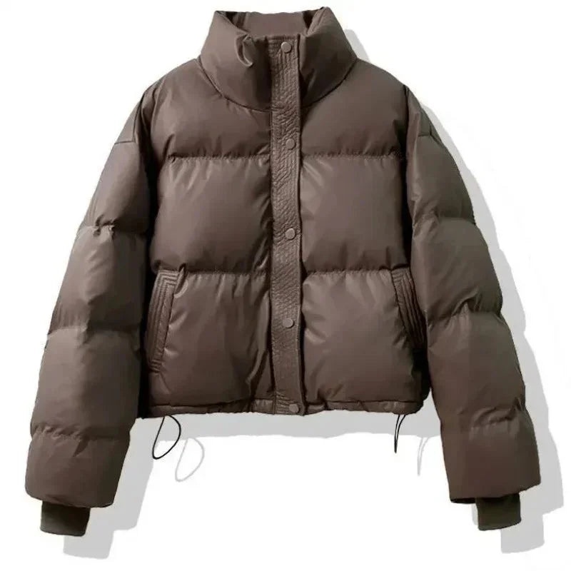 Doudoune courte d'hiver pour femme en PU, couleur café, avec intérieur chaud et design moderne.