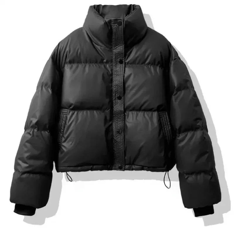 Doudoune courte blanche pour femme, design moderne avec poches pratiques, adaptée pour les journées froides.