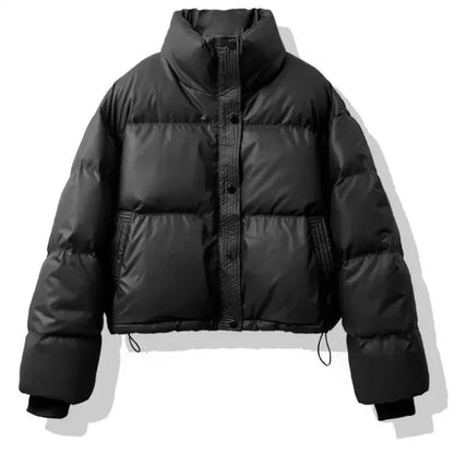 Doudoune courte blanche pour femme, design moderne avec poches pratiques, adaptée pour les journées froides.