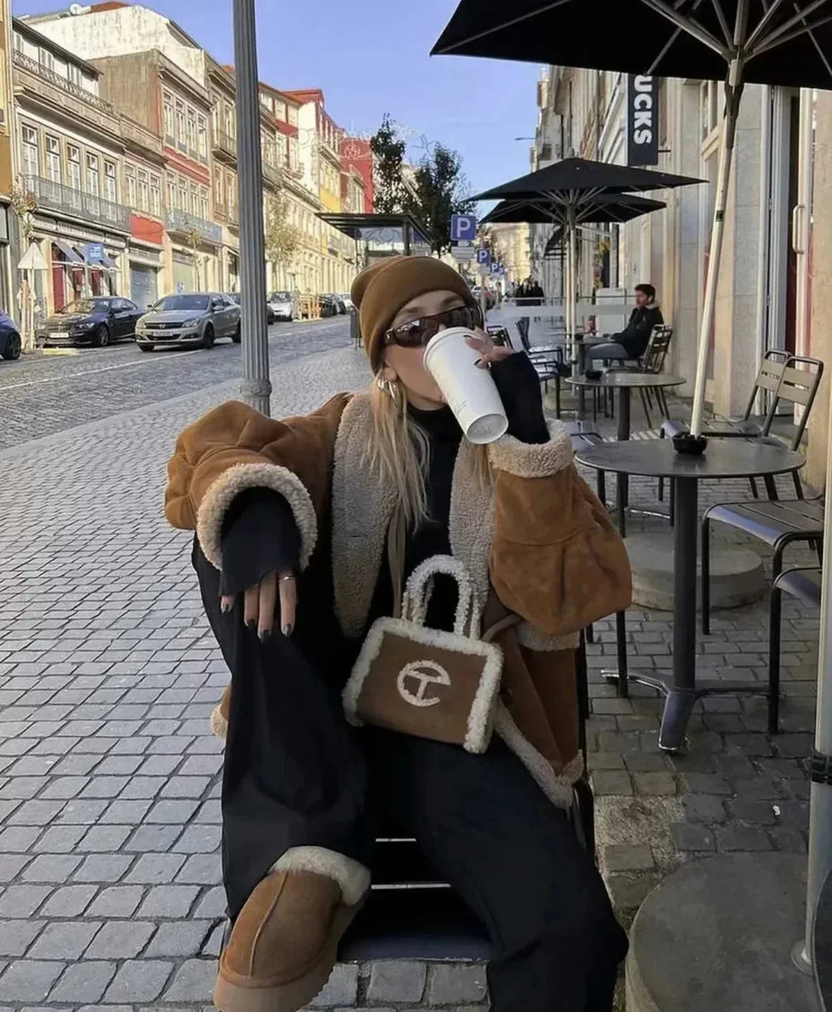 Veste d'hiver femme marron foncé en imitation suède avec doublure en fleece et poches pratiques.