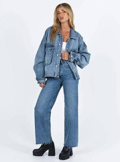 Veste en jean femme bleu ample, en coton, avec coupe rétro et deux poches.