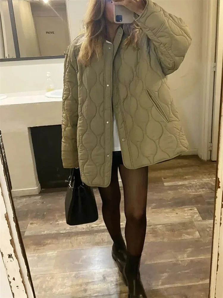 Veste femme ample matelassée verte, avec une coupe confortable et un intérieur chaud pour l'hiver.