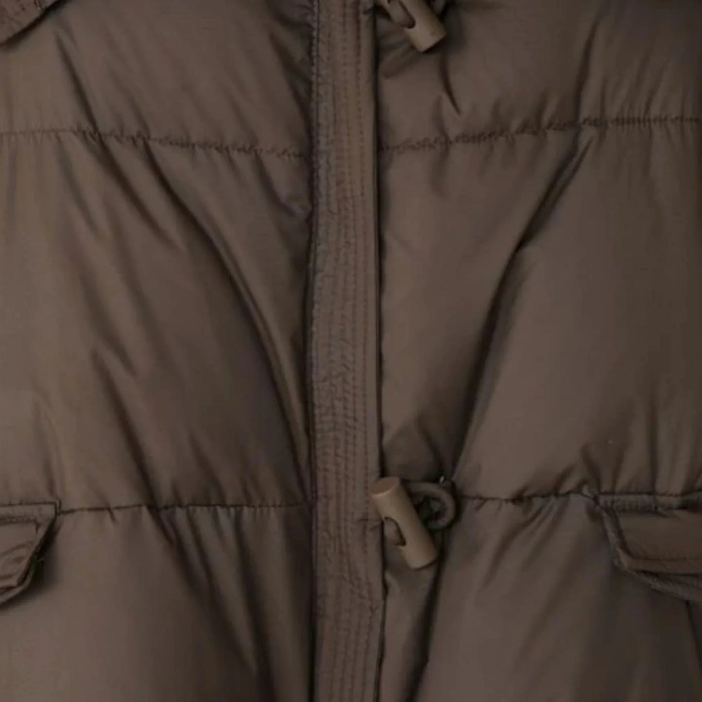 Veste femme café avec col en fausse fourrure et manches côtelées, conçue pour le confort par temps froid.