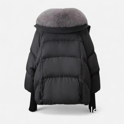 Veste femme noire avec col en fausse fourrure et manches côtelées, en tissu doux, adaptée pour les jours frais.