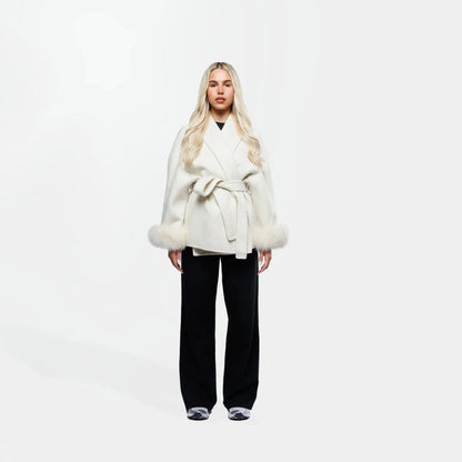 Veste blanche pour femme ceinturée, manches en fourrure synthétique, idéale pour un look élégant et confortable.