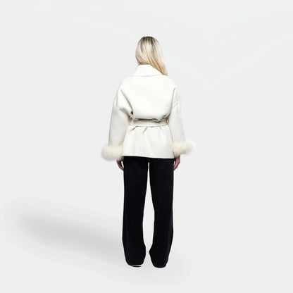 Veste blanche pour femme, ceinturée, avec manches en fourrure synthétique amovibles.