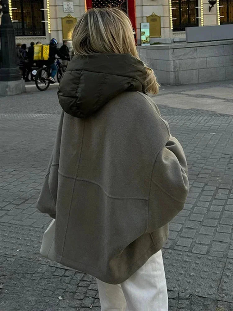 Veste femme à capuche blanche, rembourrée, conçue pour les températures froides et un usage quotidien.