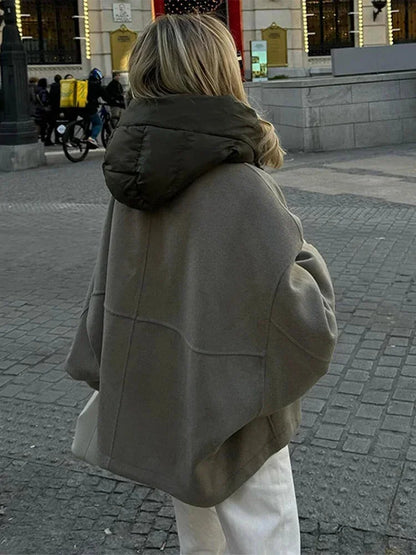Veste femme à capuche blanche, rembourrée, conçue pour les températures froides et un usage quotidien.