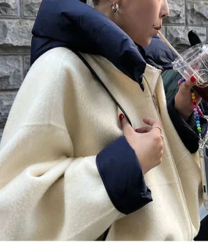 Veste femme à capuche, rembourrage épais, en bleu marine, conçue pour le confort lors des activités en extérieur.