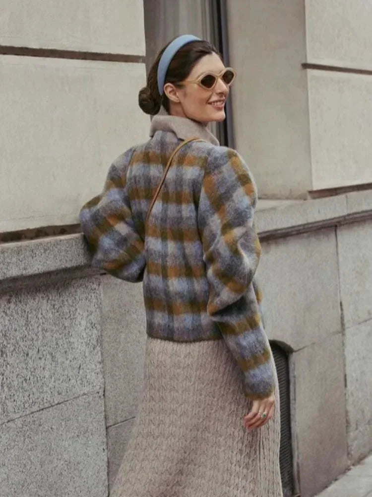 Veste femme à carreaux avec manches bouffantes grises en tissu léger pour un style contemporain.