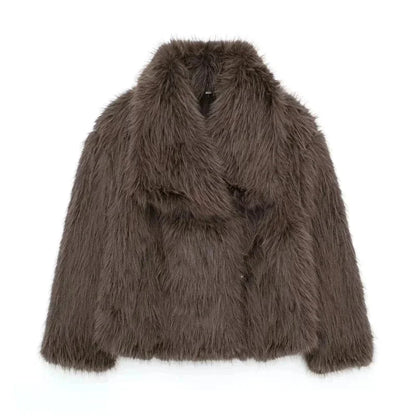 Veste femme grise en tissu doux, avec texture élégante et col large, adaptée pour diverses occasions.