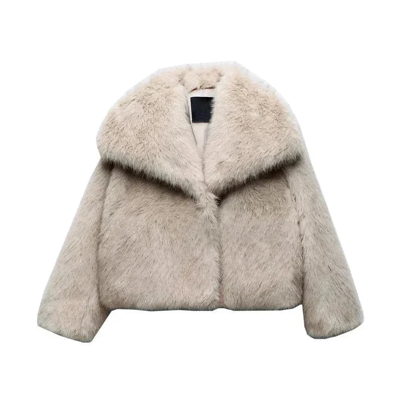 Veste femme beige en tissu doux, avec col large et texture élégante.