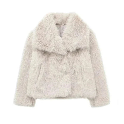 Veste femme grise en tissu doux, avec col large et design texturé. Convient pour des occasions élégantes.