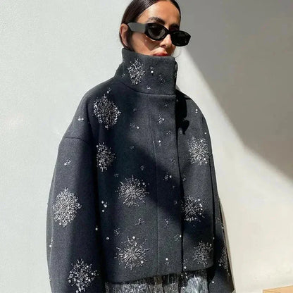 Veste femme gris avec col montant, broderie et manches chauve-souris en tissu léger.