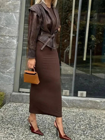 Veste femme marron foncé ceinturée, coupe ajustée, en matériau doux, avec un design élégant.