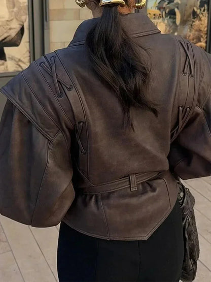Veste femme marron foncé ceinturée, coupe ajustée, en tissu doux pour un look féminin.