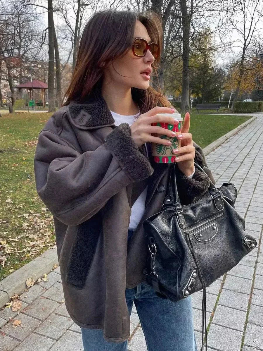 Veste femme marron foncé en matière effet mouton, avec grands revers et coupe classique.