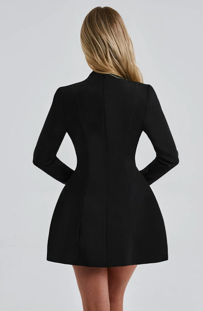 Veste femme noire à manches longues en matériau léger, avec des poches latérales et un col classique. Idéale pour un look…