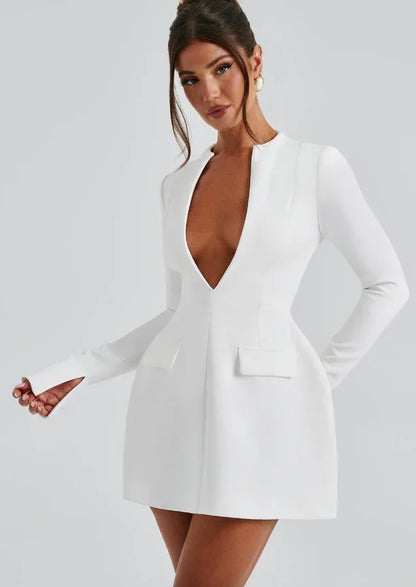 Veste femme noire à manches longues en tissu doux, avec un design élégant et une coupe moderne. Idéale pour plusieurs…