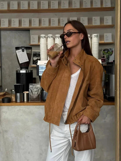 Veste courte en suédine marron pour femme avec zip et poches pratiques.
