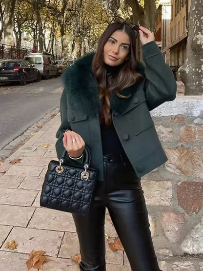Veste femme vert foncé avec col en fausse fourrure, conçue pour le confort par temps froid.