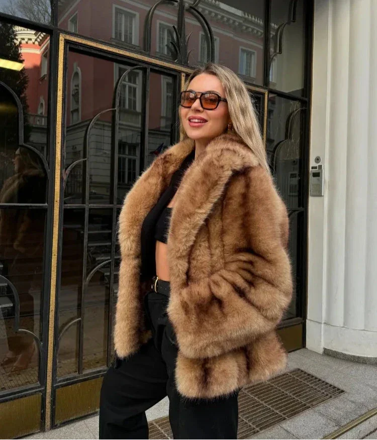 Veste marron pour femme avec fermeture éclair et coupe moderne.