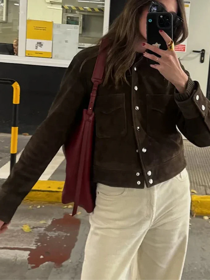 Veste marron en coton pour femme avec fermeture à boutons et poches pratiques.