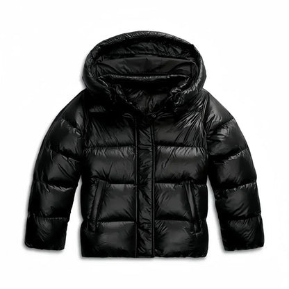 Veste matelassée bleue pour femme, avec capuche, isolée, conçue pour les jours froids, coupe moderne et confortable.