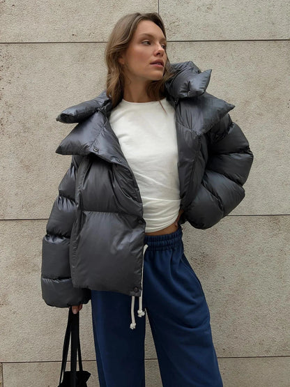 Doudoune oversize verte pour femme avec col montant, en polyester, adaptée aux journées froides.