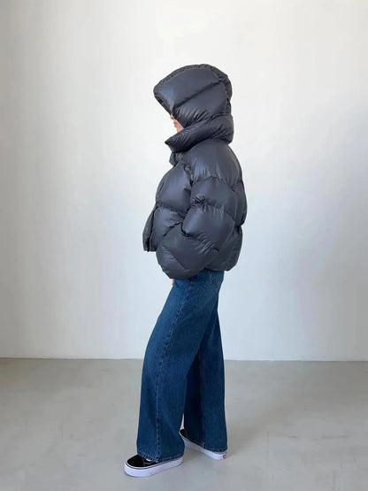 Doudoune oversize verte pour femme avec col montant, en polyester, idéale pour les journées froides.