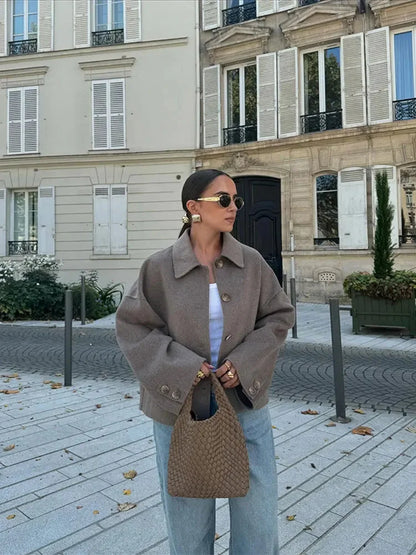Veste femme marron à coupe ample, boutons sur le devant et poches pratiques.