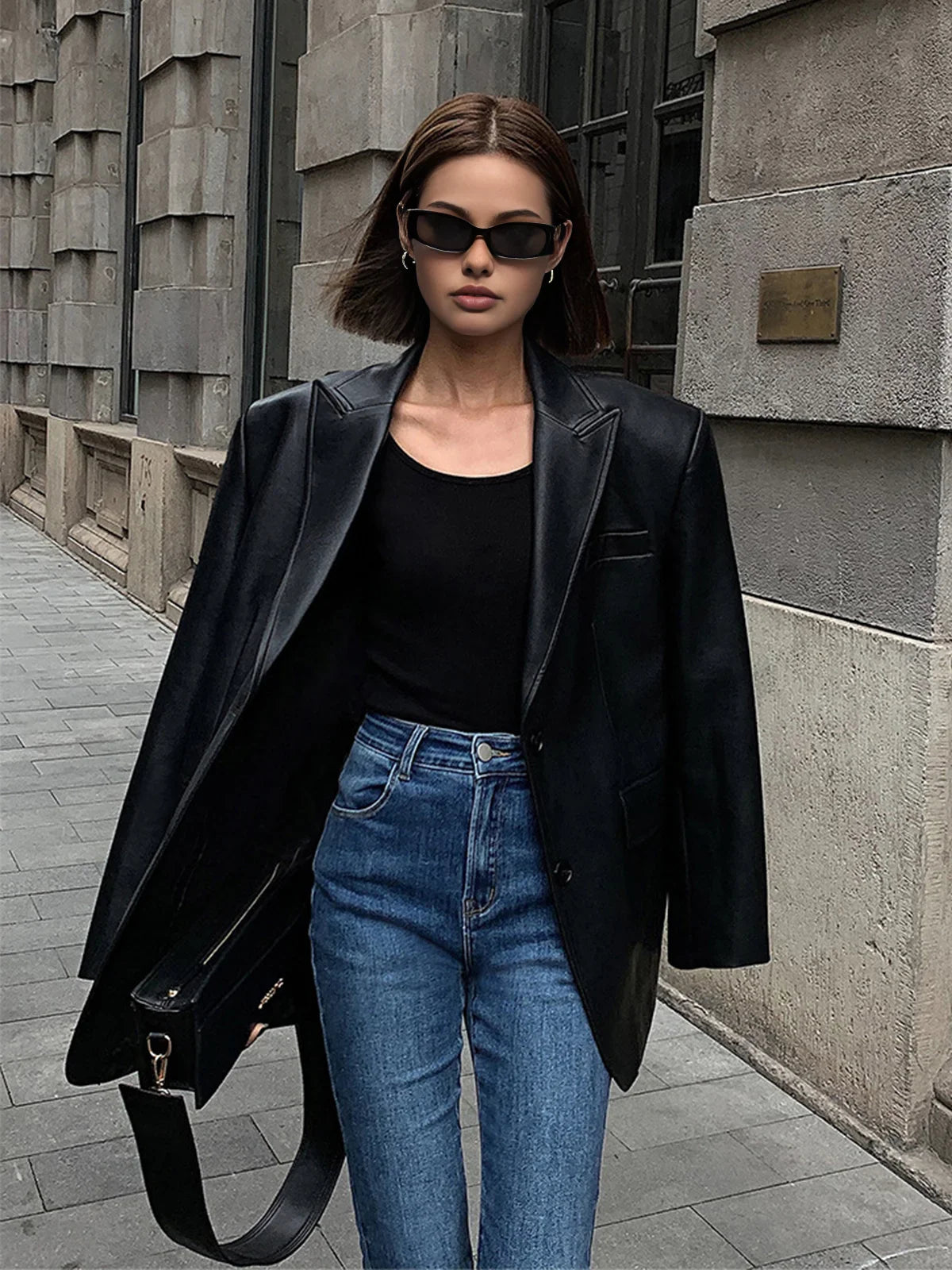 Veste surdimensionnée en simili cuir noir avec col large et coupe décontractée.