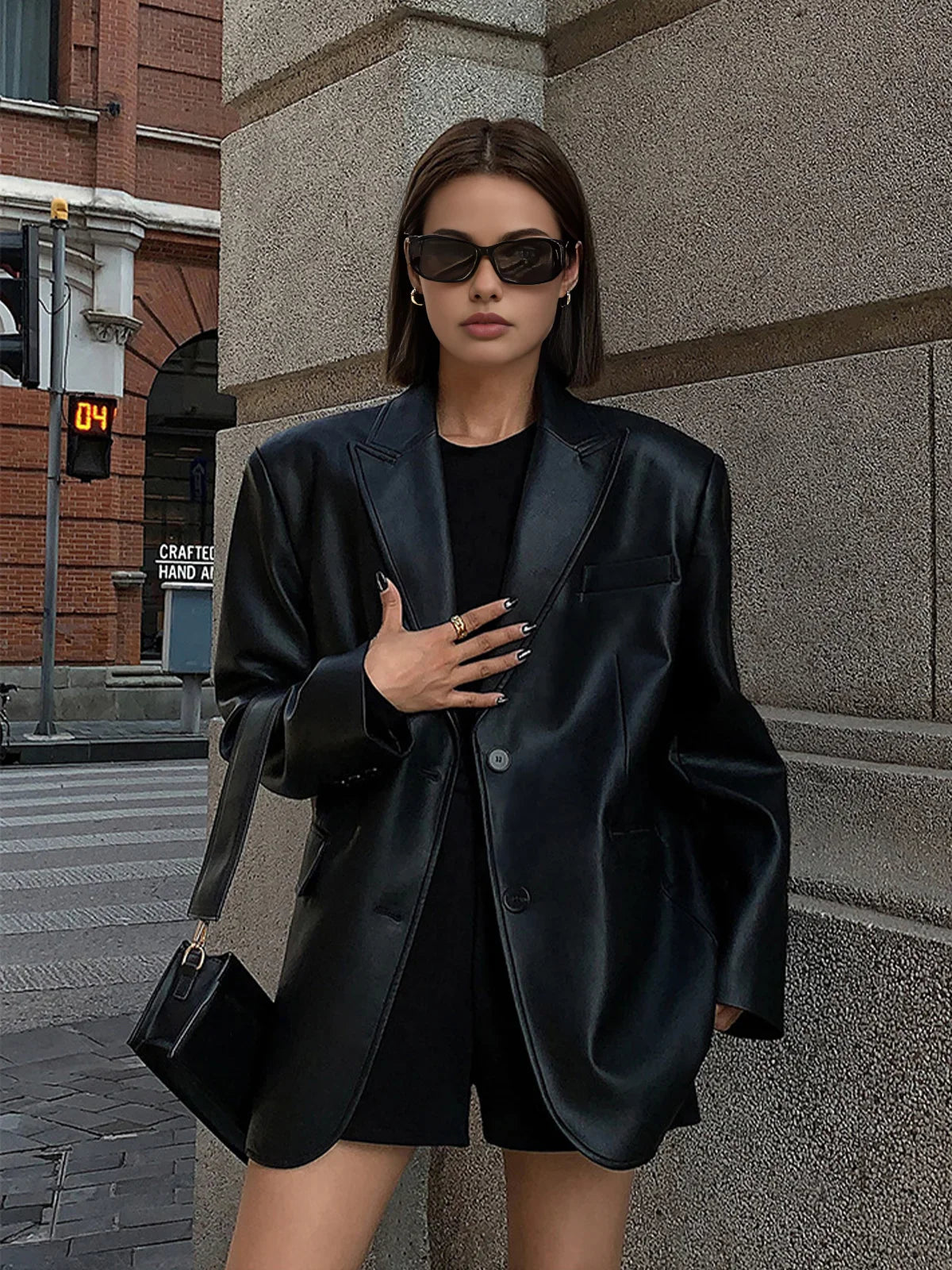 Veste surdimensionnée en simili cuir pour femme avec col, idéale pour un look tendance et moderne.