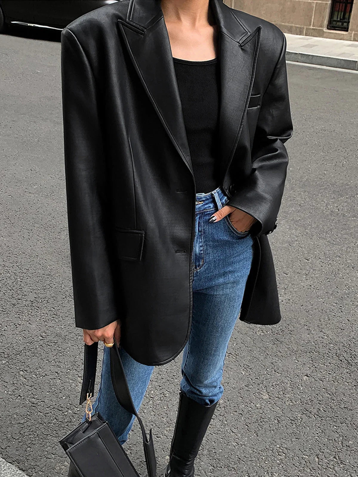 Veste surdimensionnée en simili cuir noir avec col et coupe moderne pour un style décontracté.