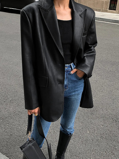 Veste surdimensionnée en simili cuir noir avec col et coupe moderne pour un style décontracté.