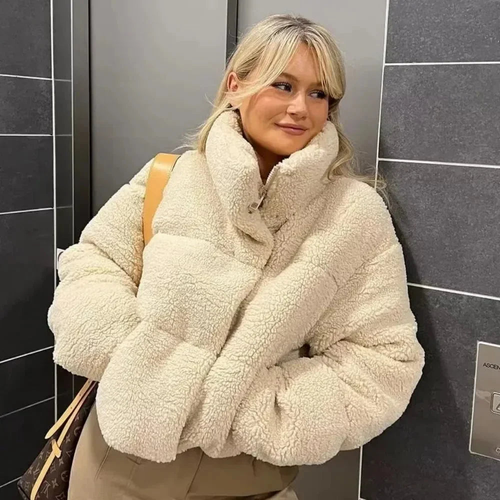 Veste teddy puffer beige femme avec col montant, en matériau confortable, adaptée pour les journées froides.