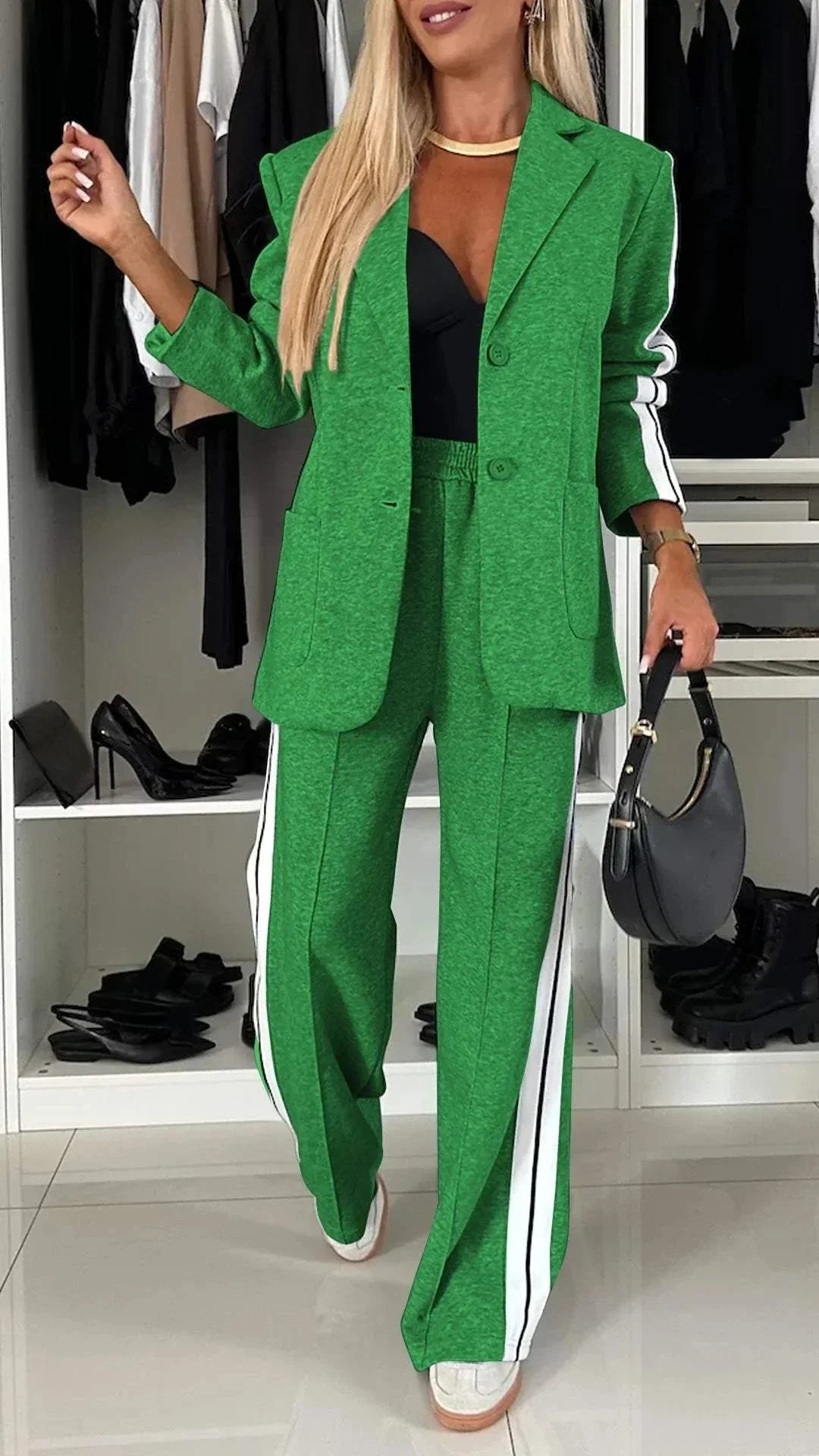 Ensemble blazer et pantalon pour femme, noir, à rayures, avec poches, en tissu léger.