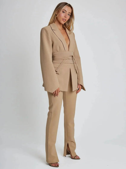 Blazer portefeuille femme kaki, ceinture à nouer, manches longues, design décontracté.